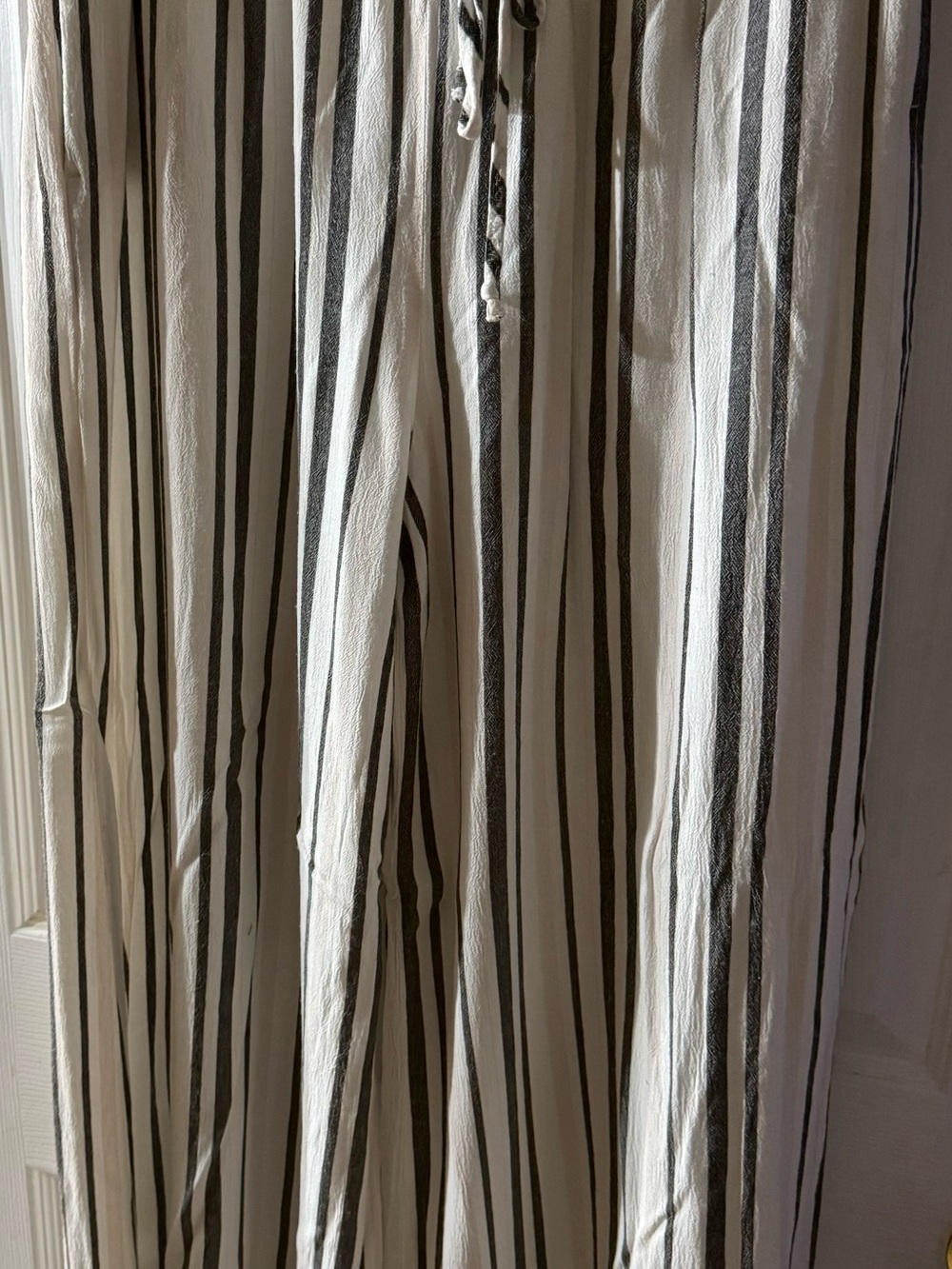 American Eagle Outfitters White Pants with Black Vertical Stripes-L